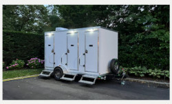 Luxury Portable Toilet 3 Stall Trailer